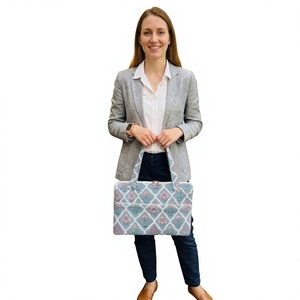 Mochila para Portátil de Algodón Acolchado Hecha a Mano con Asas de Tela, Funda Acolchada Ligera para Uso Diario, Regalo para Mujeres, Viajes y Oficina - Product Image 1