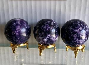 Boule et sphère en cristal de lépidolite naturelle de qualité supérieure pour le soulagement du stress, la guérison émotionnelle et la méditation, disponible à la vente - Product Image 3