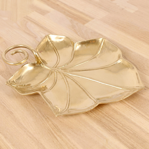 Assiette décorative en forme de feuille dorée, en métal fait main, design moderne, plat de fête - Product Image 1