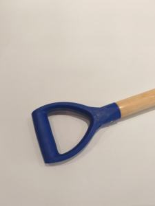 مجرافات معدنية كبيرة مصنوعة يدويًا بمقابض خشبية، مصممة للاستخدامات الزراعية والبستانية الشاقة. - Product Image 4