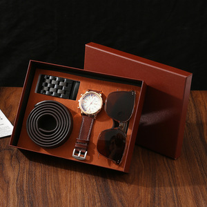 Set Regalo <span class=keywords><strong>San</strong></span> <span class=keywords><strong>Valentino</strong></span> Compleanno: Portafoglio in Carta, Orologio al Quarzo Goffrato, Cintura, Occhiali da Sole - Regalo per la Festa del Papà, per il Fidanzato, per il Business - Product Image 2