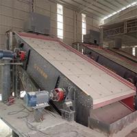 Crible vibrant incliné à simple/double étage avec moteur de 30 kW pour le traitement des minerais, utilisation en carrière, roulements et boîte de vitesses inclus