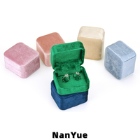 Boîte à bagues carrée de luxe en velours, à double compartiment, avec couvercle rabattable, pour mariage, fiançailles, emballage de bijoux pour couple, boîte cadeau, logo personnalisé