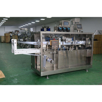 Machine de remplissage et de scellage automatique de flacons en plastique pour liquides, capacité de 4000 BPH, pour huile, parfum, crème, produits chimiques, boissons, pompe