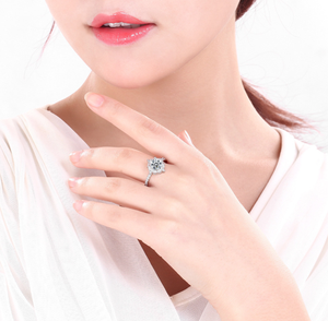 Este anillo de diamantes clásico cuenta con una gran piedra de corte redondo ultra brillante que exuda un encanto elegante - Product Image 6