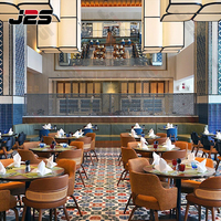 Ensemble de meubles de restaurant J2S Rumsteck Restorand avec tables rondes en bois et chaises rembourrées à dossier en rotin pour hôtel