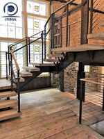 Escalier flottant moderne Prima avec marches en bois et main courante pour villas résidentielles et projets commerciaux intérieurs