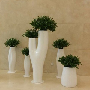 <span class=keywords><strong>Jardinière</strong></span> d'extérieur en résine et fibre de verre OEM/ODM - Pots incurvés résistants aux intempéries pour la décoration commerciale de jardin - Product Image 1