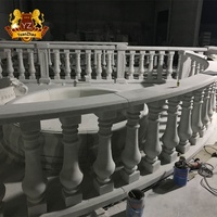 Rampe d'escalier extérieure en marbre, balustrades en pierre, rampes avec style de conception européen, colonnes, colonnes romaines pour escaliers