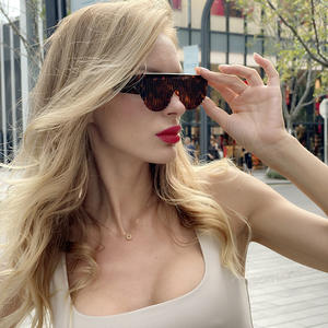 Gafas de sol XH-Comb Creative Comb para mujer, lentes de PC con protección UV400, montura roja brillante y rosa, gafas de sol modernas y a la moda. - Product Image 5