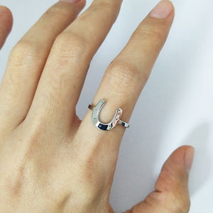 Bague en forme de fer à cheval empilable fine, plaquée or 18 carats, lettre U, bijoux équestres, Joyeria Acero Inoxidable - Product Image 4