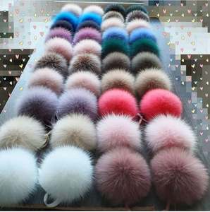 פונפונים מפרוות דביבון בהתאמה אישית לסיטונאות לכובעים, צעיפים, כפפות ואביזרים, פרווה טבעית בצבעי חום, אפור, שחור ולבן, לקישוט - Product Image 1