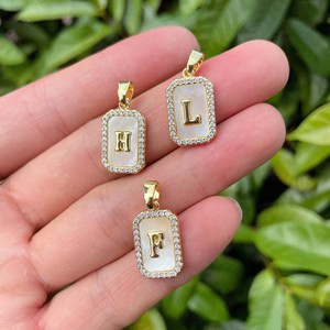 18K placcato oro rettangolo <span class=keywords><strong>lettera</strong></span> ciondolo alfabeto a a a Z fascino iniziale madreperla CZ intarsio gioielli per la creazione di collana fai da te - Product Image 5