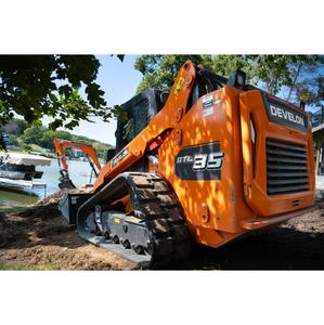 Chargeuse compacte sur chenilles hydraulique DEVELON DTL35 de 5,7 tonnes, puissante et compacte, idéale pour les opérations minières et les projets de sous-sols. - Product Image 1