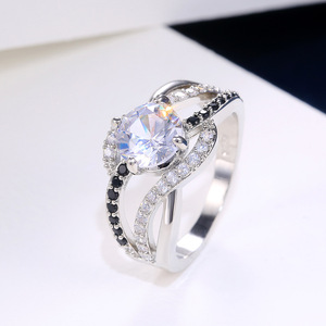 Anello da Donna F240 in Oro Bianco con Diamante Taglio Brillante Rotondo, Colore G Naturale, Pietre Laterali in Diamante Nero, Gioiello di Fidanzamento - Product Image 2