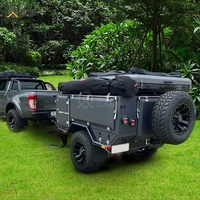 Petite caravane tout-terrain légère avec tente de toit