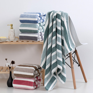Serviette de bain en polaire corail rayée 140x70cm, épaisse, douce, absorbante, sans peluches, pour usage domestique, taille adulte, rectangulaire - Product Image 1