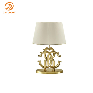 Lampe de table moderne de luxe avec base en métal doré sculpté et abat-jour en tissu, style Art Déco, lampe de bureau pour villa - Product Image 3