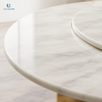 Table à manger ronde en marbre blanc Luca |   Plateau tournant translucide Ice Jade, base en métal doré et noir, motif nuage crème, luxe