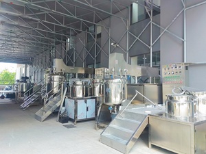 Équipement de production entièrement automatique pour crèmes, onguents, gels, sérums et toniques : Émulsifiant sous vide, homogénéisateur, cuve de mélange et dégazeur - Product Image 3