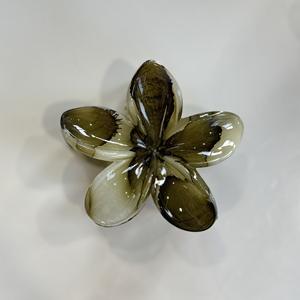 กิ๊บติดผมดอกลีลาวดีแฟชั่นใหม่ ขายดี ขนาด 8 ซม. กิ๊บหนีบผมรูปดอกไข่ ขนาดเล็ก โปร่งใส ทำจากพลาสติก - Product Image 5