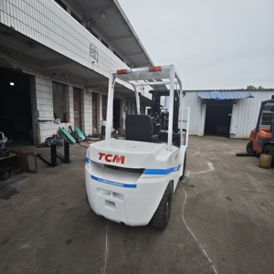 Powerful Performance Used 3-ton Diesel Forklift TCM FD30 Two-stage Mast Hydraulic Side Shifter Solid Tire - Product Image 4