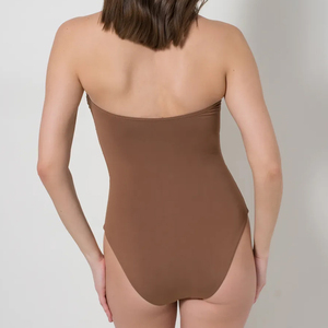 Maillot de bain une pièce marron à bretelles avec côtés froncés et tissu tricoté sans couture, coupe moulante, sans manches, mini-paréo - Product Image 6