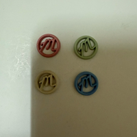 Étiquettes en alliage personnalisées en forme de cercle creux avec lettre M, pièces décoratives rondes multicolores écologiques, accessoires de quincaillerie pour vêtements