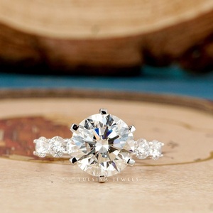 Magnifiques bagues en diamant provenant de collections de joaillerie fine, conçues pour offrir un style luxueux et une beauté étincelante pour les occasions spéciales. - Product Image 3