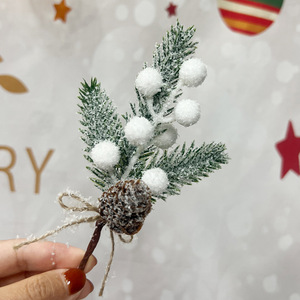 Décorations de branches de Noël : Flocons de neige, aiguilles de pin, cônes de pin artificiels, baies rouges - Idéal pour la remise des diplômes et Noël - Product Image 4