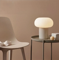 Lampe de table ronde en verre beige moderne de style nordique simple Éclairage LED chaud Base d'ampoule E26 pour décor de chambre Alimentation DC/AC
