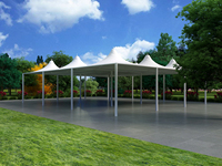 Auvent paysager en membrane tendue courbée, imperméable, pour zone de repos publique