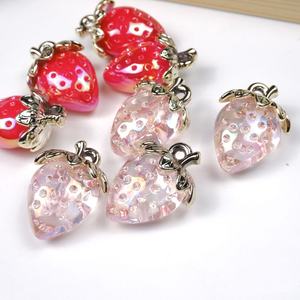 Nuevo Dije de Fresa Acrílico 3D con Hoja Dorada, 2.3*3.2cm, Dijes de Fruta para Hacer Joyería DIY, para Collar, Pulsera, Llavero - Product Image 4