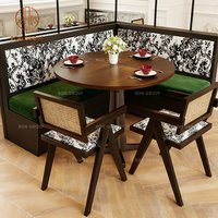 Ensemble de meubles modernes pour café, restaurant, salon de thé : banquette en velours vert en forme de L, table rectangulaire en marbre et chaise à dossier en rotin
