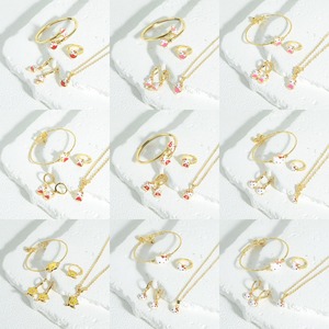 <span class=keywords><strong>Set</strong></span> di Gioielli Y2K Fashion Kawaii KT Cat per Ragazze, in Lega Placcata Oro, Include Collana, Bracciale, Anelli a Cuore, per Matrimoni e Bambine - Product Image 1