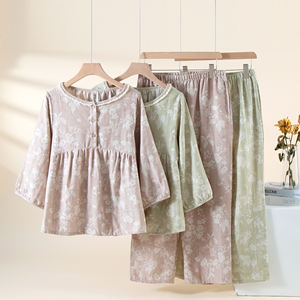 Conjunto <span class=keywords><strong>de</strong></span> <span class=keywords><strong>pijama</strong></span> <span class=keywords><strong>de</strong></span> lino y algodón para Mujer | Plum Blossom Song Yarn-Dyed Jacquard, cuello redondo, mangas 3/4, pantalones hasta el tobillo, 2 colores - Product Image 1