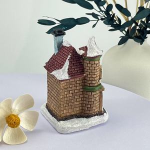 Adornos Navideños Hechos a Mano de Resina con Forma de Casa Pequeña para Ventanas, Decoraciones y Regalos Navideños de Alta Calidad para Niños - Product Image 5