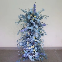 Kunstmatige blauwe zijden bloemenzuil voor bruiloftsceremonie achtergrond, gangpad, banket en feestdecoratie