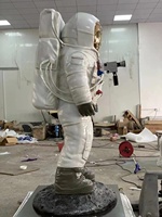 Escultura de Astronauta Realista de Tamaño Natural |   Traje Espacial A7L con Visera Dorada y Base Lunar |   Instalación de Arte en FRP para Decoración de Centros Comerciales y Museos