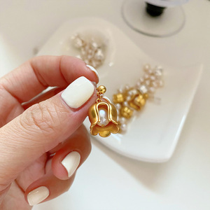 Boucles d'oreilles asymétriques en perles d'eau douce mat Lys de la Vallée pour femme, longues, haut de gamme, bijoux d'oreille - Product Image 3