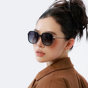 Nuevas gafas de sol de estilo europeo para mujer, lentes polarizadas UV400 TAC, montura cuadrilátera, Color negro C1C3C7C8 DL-D6402 - Product Image 2