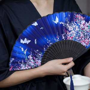 Éventail pliant artisanal en bambou DS Design, sculpté avec du tissu de soie, style art populaire, pour fêtes, mariages, cadeaux, décoration murale - Product Image 6