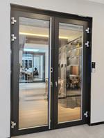 Porte d'entrée double battant en alliage d'aluminium et verre avec moustiquaire en fibre de verre et isolation thermique pour usage commercial, salle de bain, cuisine, école