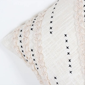 Housse de coussin beige tuftée à la main, style bohème, ivoire et noir, avec détails de points étoile, pour canapé, lit, chaise - Product Image 3