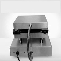 Machine commerciale de gaufrier électrique de pin avec la conception de sucette et de sucette de forme d'arbre de pin 110/220V 2600W