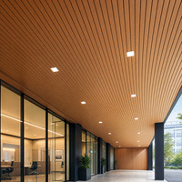 Soffit ventilé en aluminium imitation bois pour plafond extérieur
