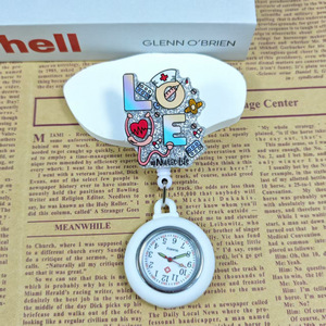 Montre d'infirmière rétractable avec coque en silicone, broche, montre de poche et porte-badge pour infirmières, médecins et étudiants en soins infirmiers - Product Image 2