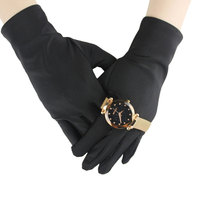 Vente en gros Gants de bijoux personnalisés en microfibre noire pour le nettoyage des verres au doigt confortables anti-salissure