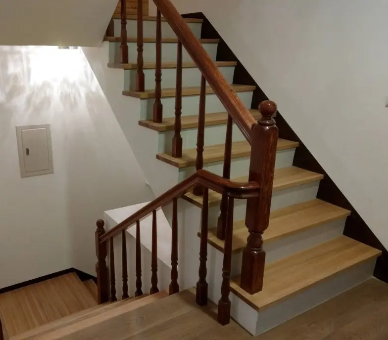 La bande de roulement d'escalier en bois de chêne massif naturel de 1 ''-4 'd'épaisseur peut être personnalisée de différentes formes imperméable style moderne de haute qualité