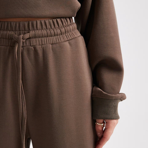 Pantalones joggers de pierna recta para mujer, personalizados al por mayor, color topo, tela gruesa estilo scuba, cintura elástica con cordón, bolsillos laterales - Product Image 3